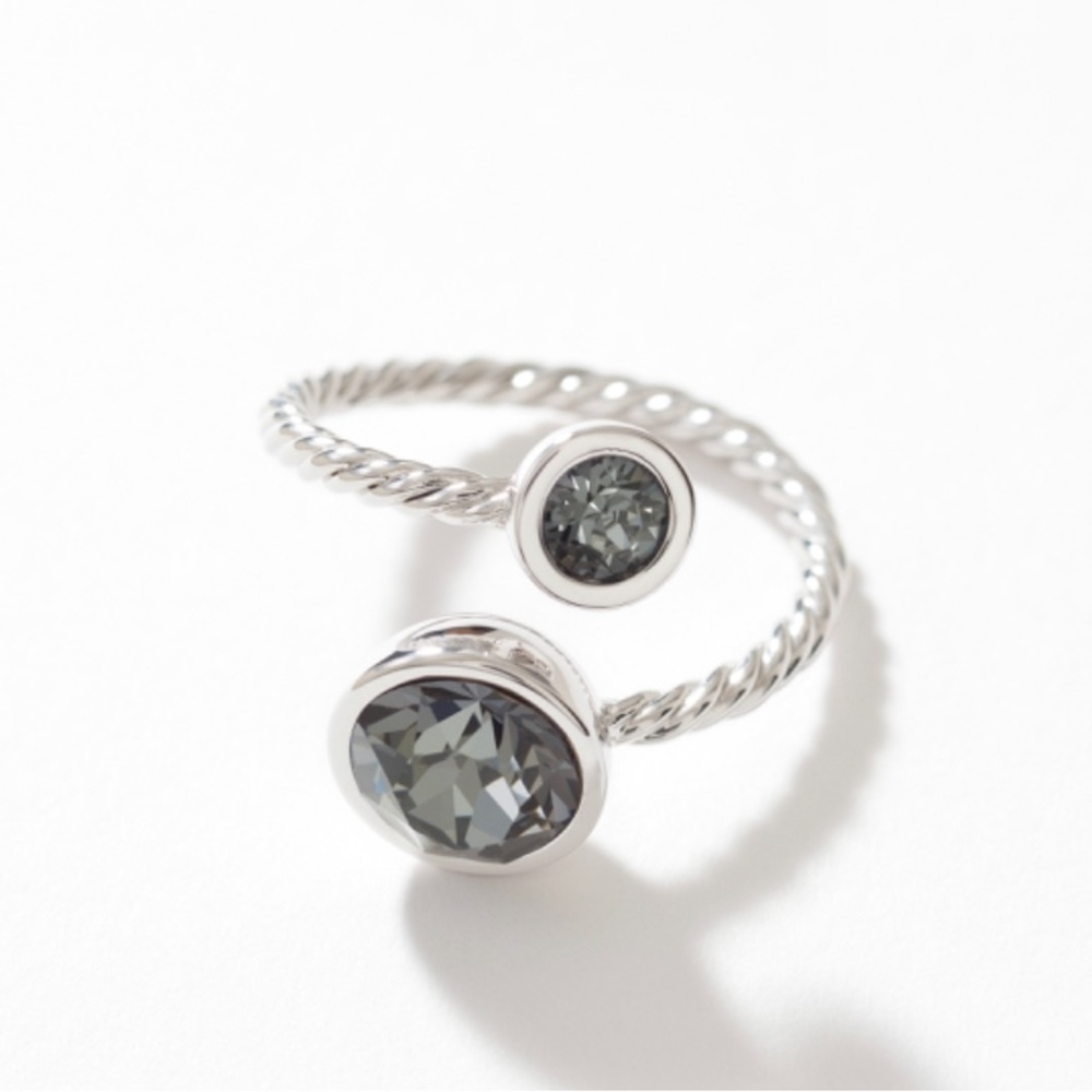 🎉 Swarovski Curled Up Ring